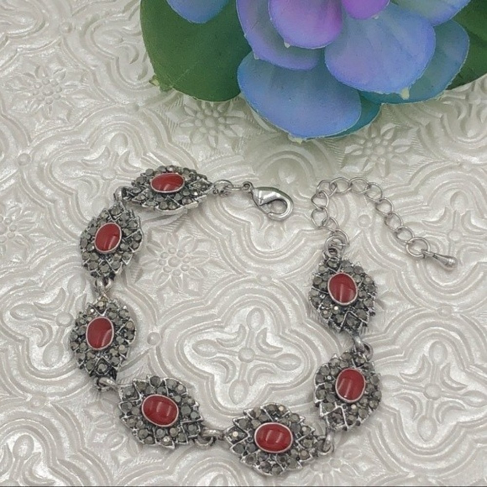 🌼 Hematite Vintage Look & Red Enamel Clasp Bracelet